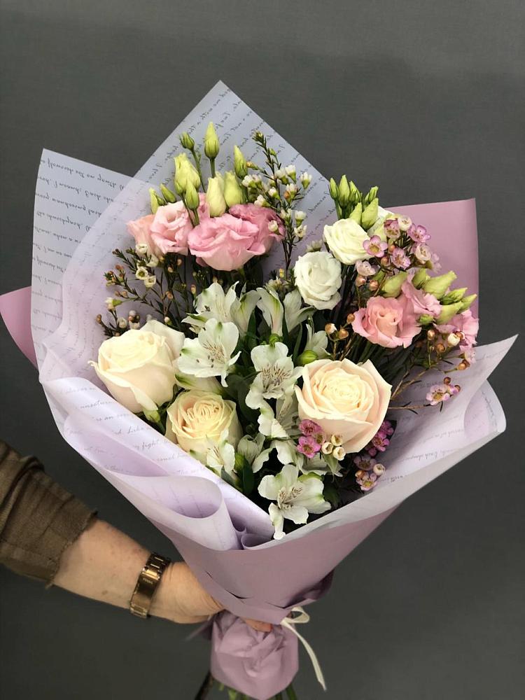 Букет цветов из: Альстромерии, Розы и Лизиантусы в Острогожске