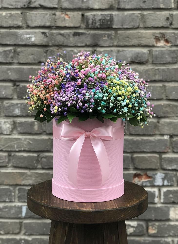 Цветочная композиция из Гипсофила и Розы в шляпной коробке в Острогожске