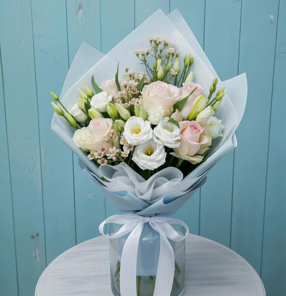 Букет цветов из: Розы и Лизиантусы в Острогожске