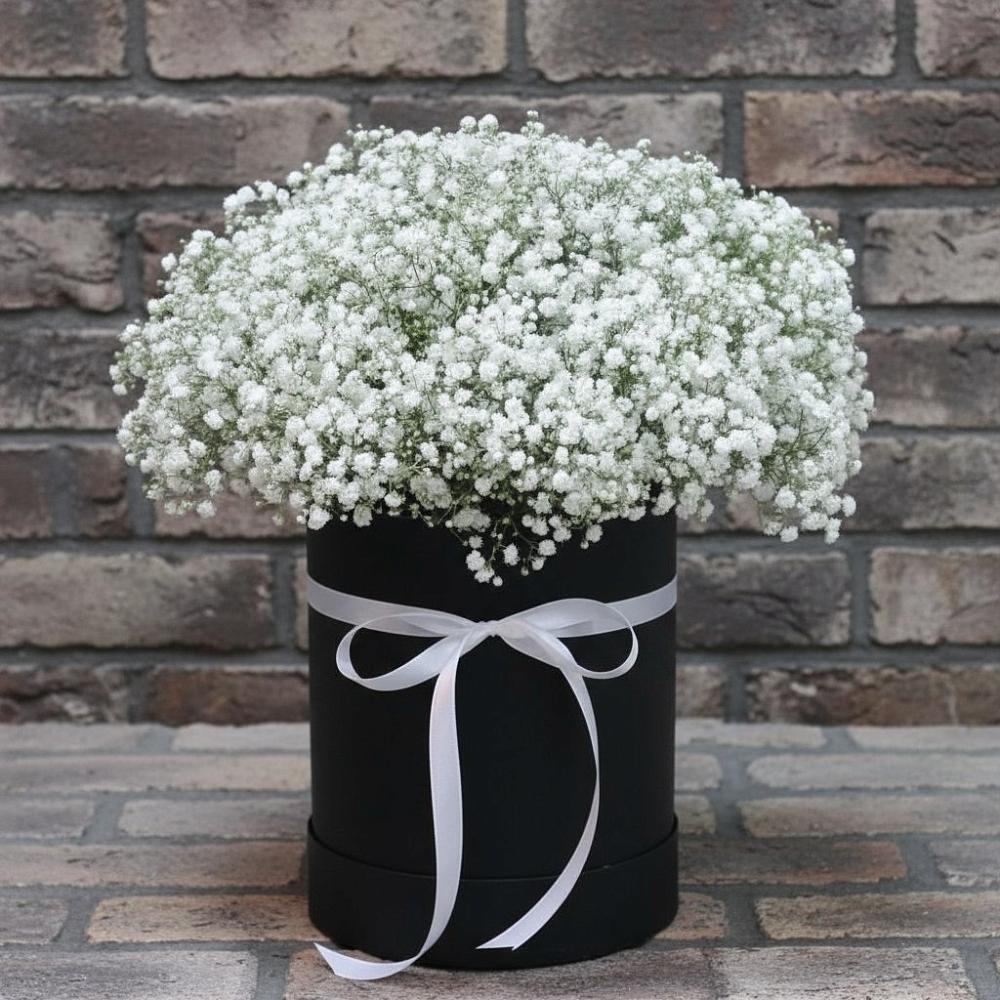 Цветочная композиция из Гипсофила в шляпной коробке в Острогожске