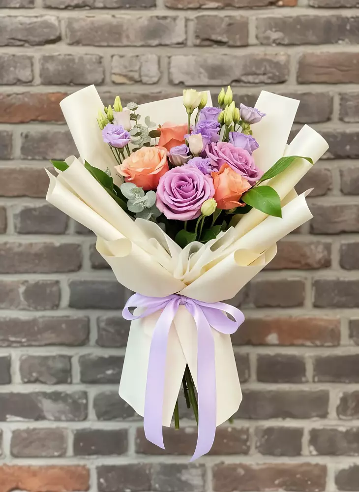 Букет цветов из: Лизиантусы и Розы в Острогожске