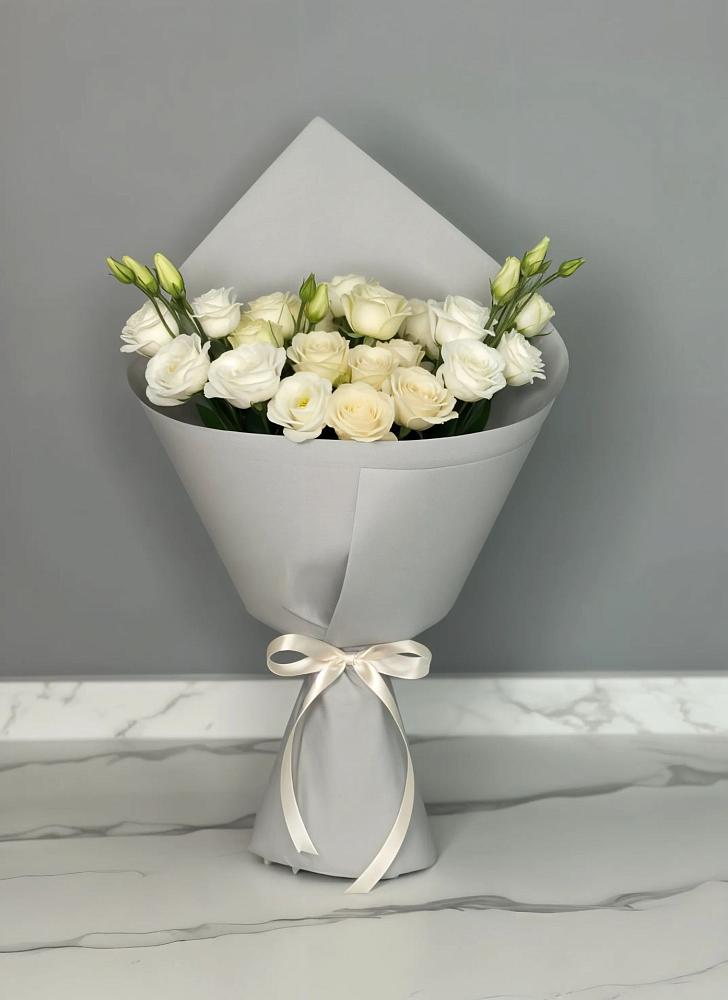 Букет цветов из: Розы и Лизиантусы в Острогожске