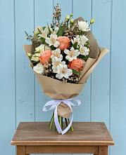 Букет цветов из:  Альстромерии, Лизиантусы, Розы и Хризантемы в Острогожске