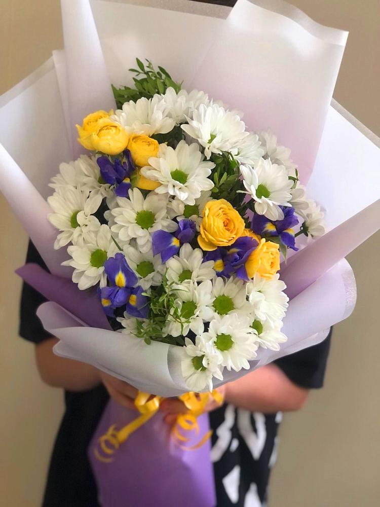 Букет цветов из: Ирисы, Хризантемы и Розы в Острогожске