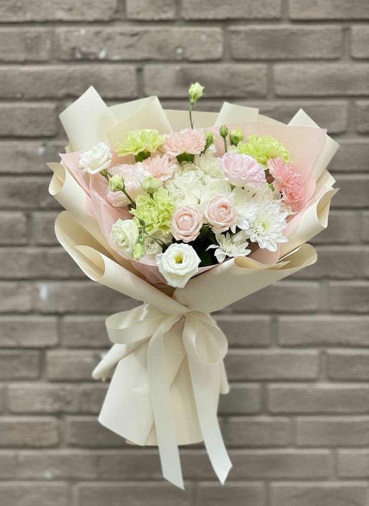 Букет цветов из: Гвоздики, Розы, Лизиантусы и Хризантемы в Острогожске