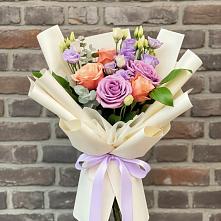 Букет цветов из:  Лизиантусы и Розы в Острогожске