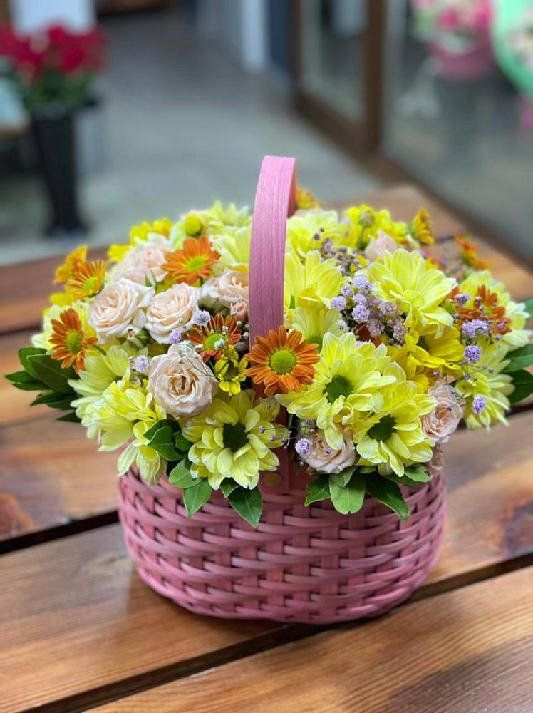 Цветочная композиция из Хризантемы и Розы в корзине в Острогожске