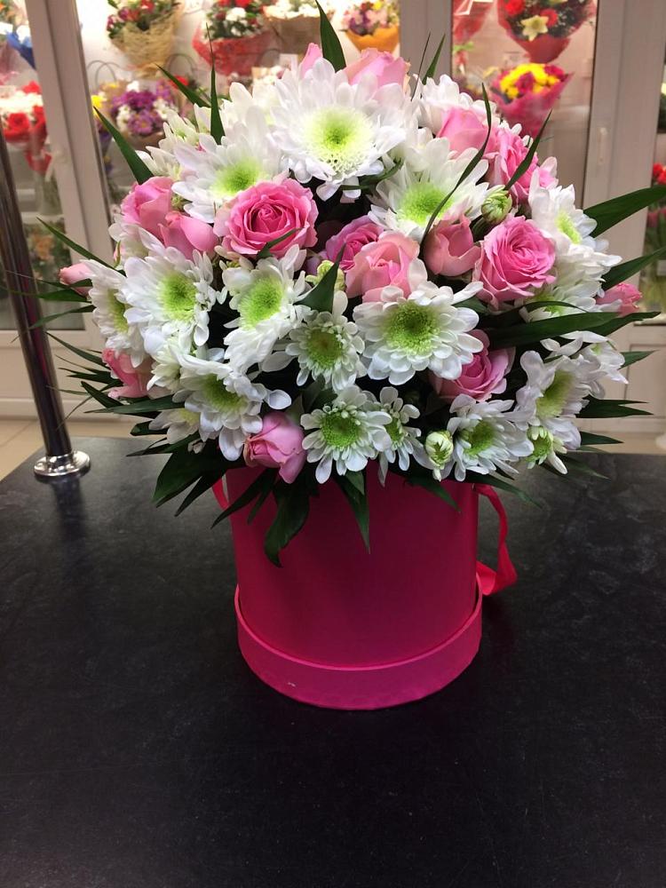 Цветочная композиция из Розы и Хризантемы в шляпной коробке в Острогожске