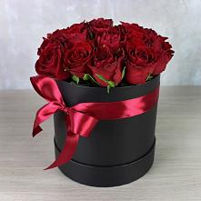 Цветочная композиция из Розы в шляпной коробке в Острогожске