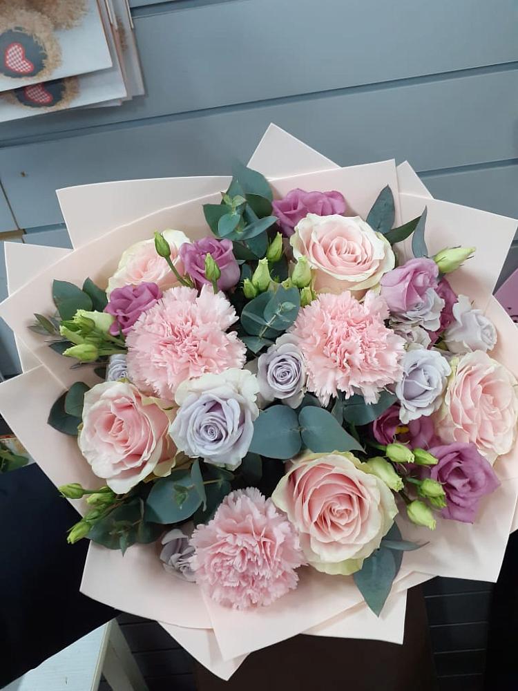 Букет цветов из: Розы, Гвоздики и Лизиантусы в Острогожске