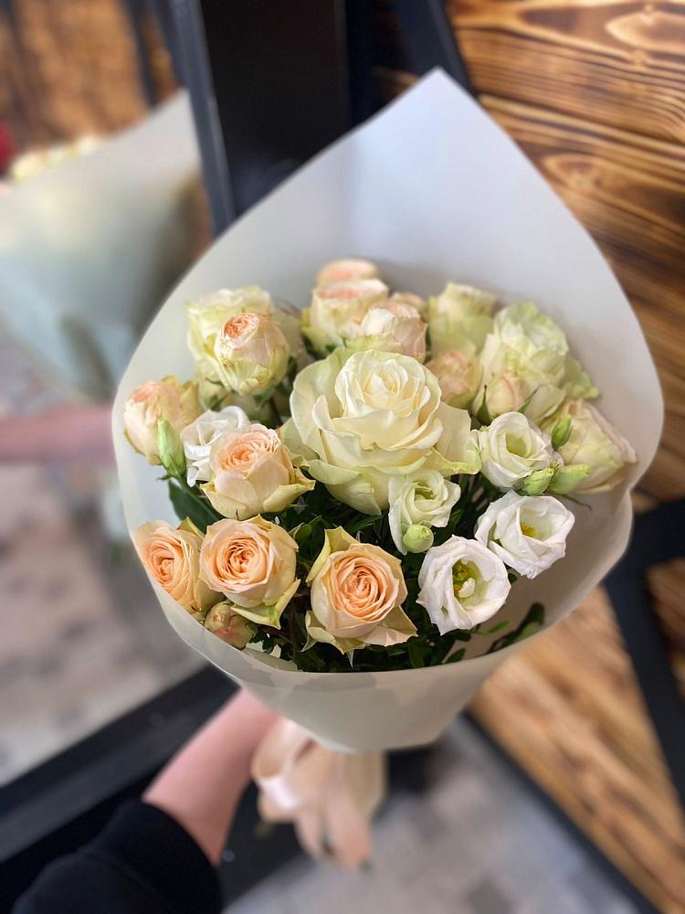 Букет цветов из: Розы и Лизиантусы в Острогожске