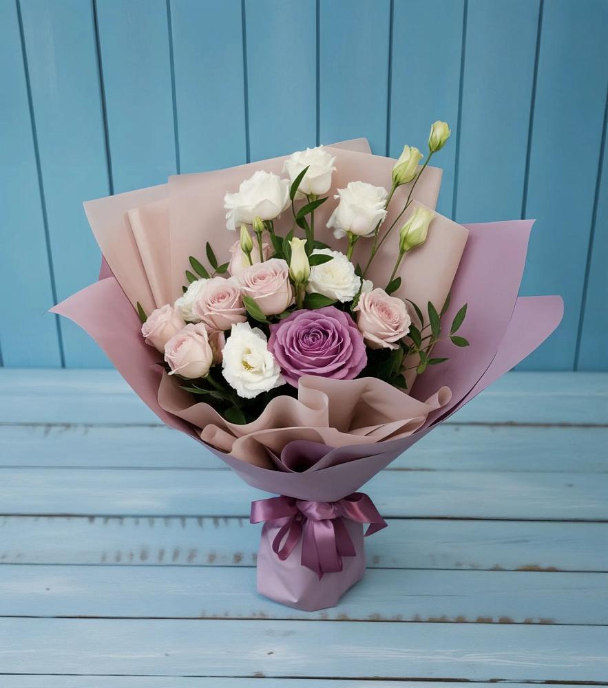 Букет цветов из: Розы и Лизиантусы в Острогожске